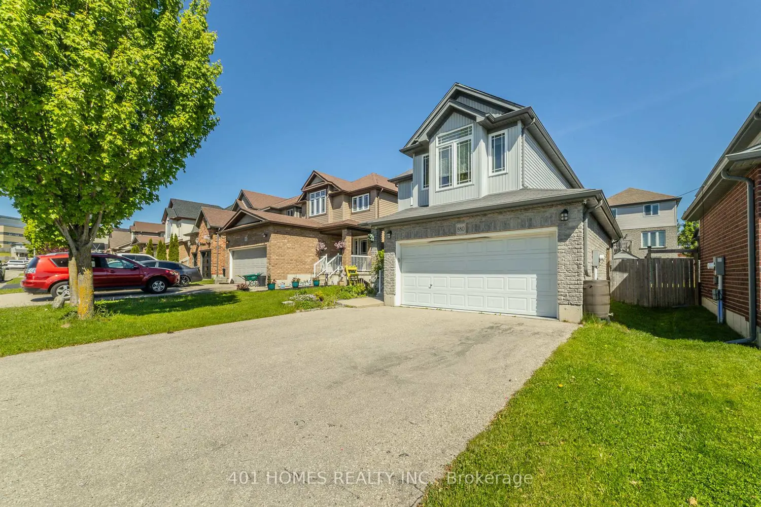 880 Frontenac Crescent photo 2
