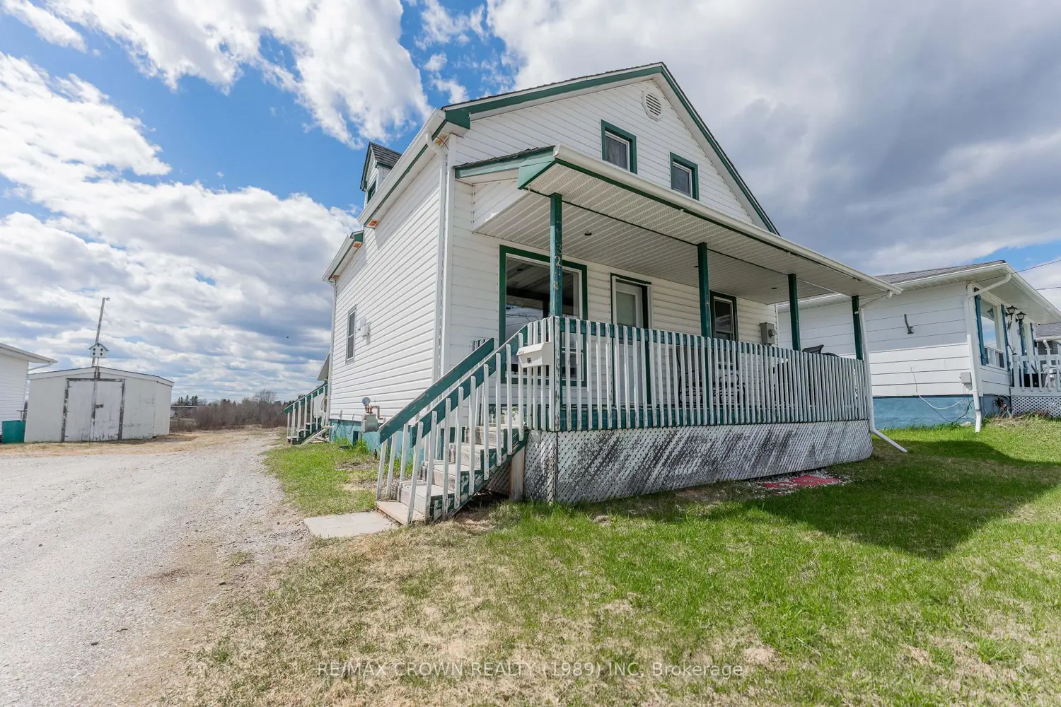 32 Frontenac Crescent photo 2