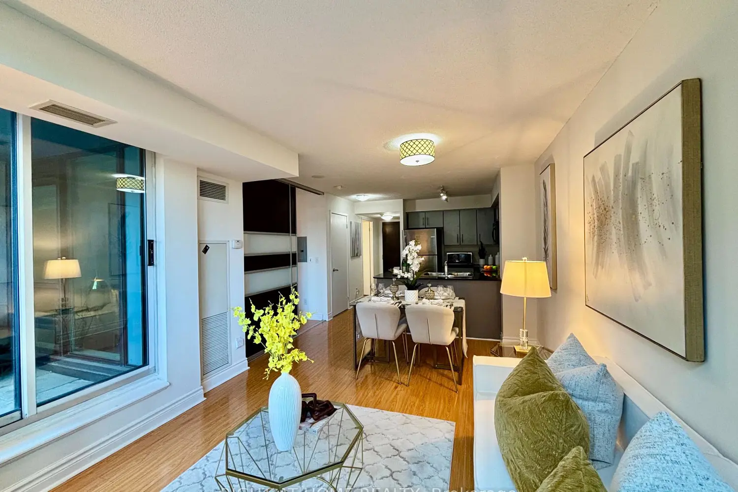 12 Yonge Street 503 photo 4