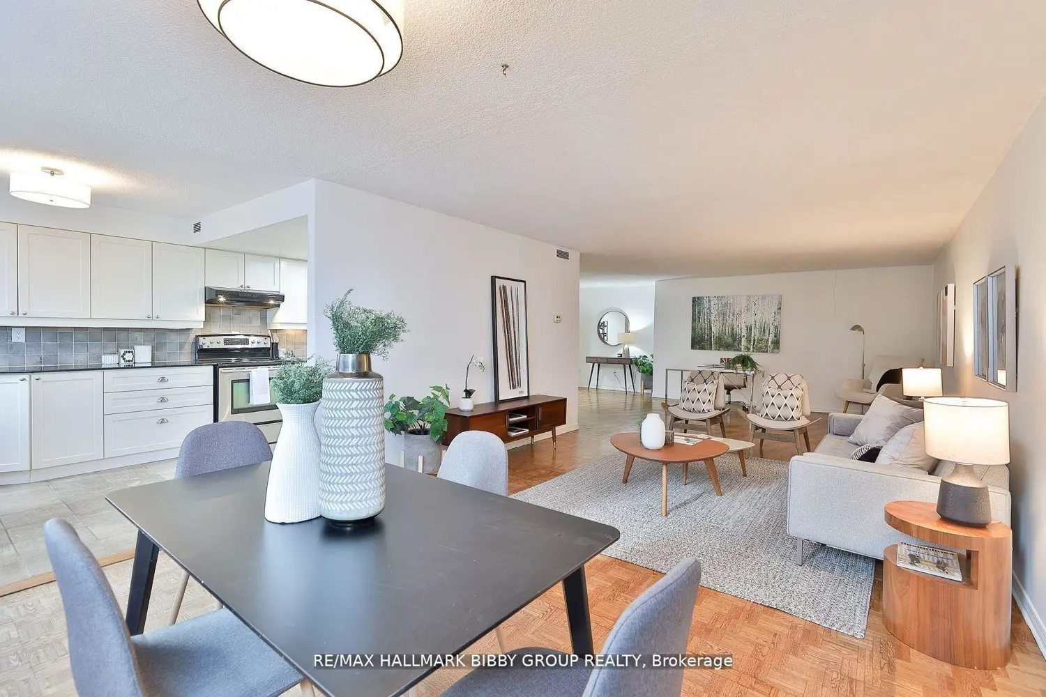 360 Bloor Street 1007 photo 4