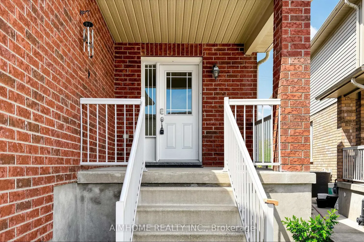 205 Huck Crescent photo 2