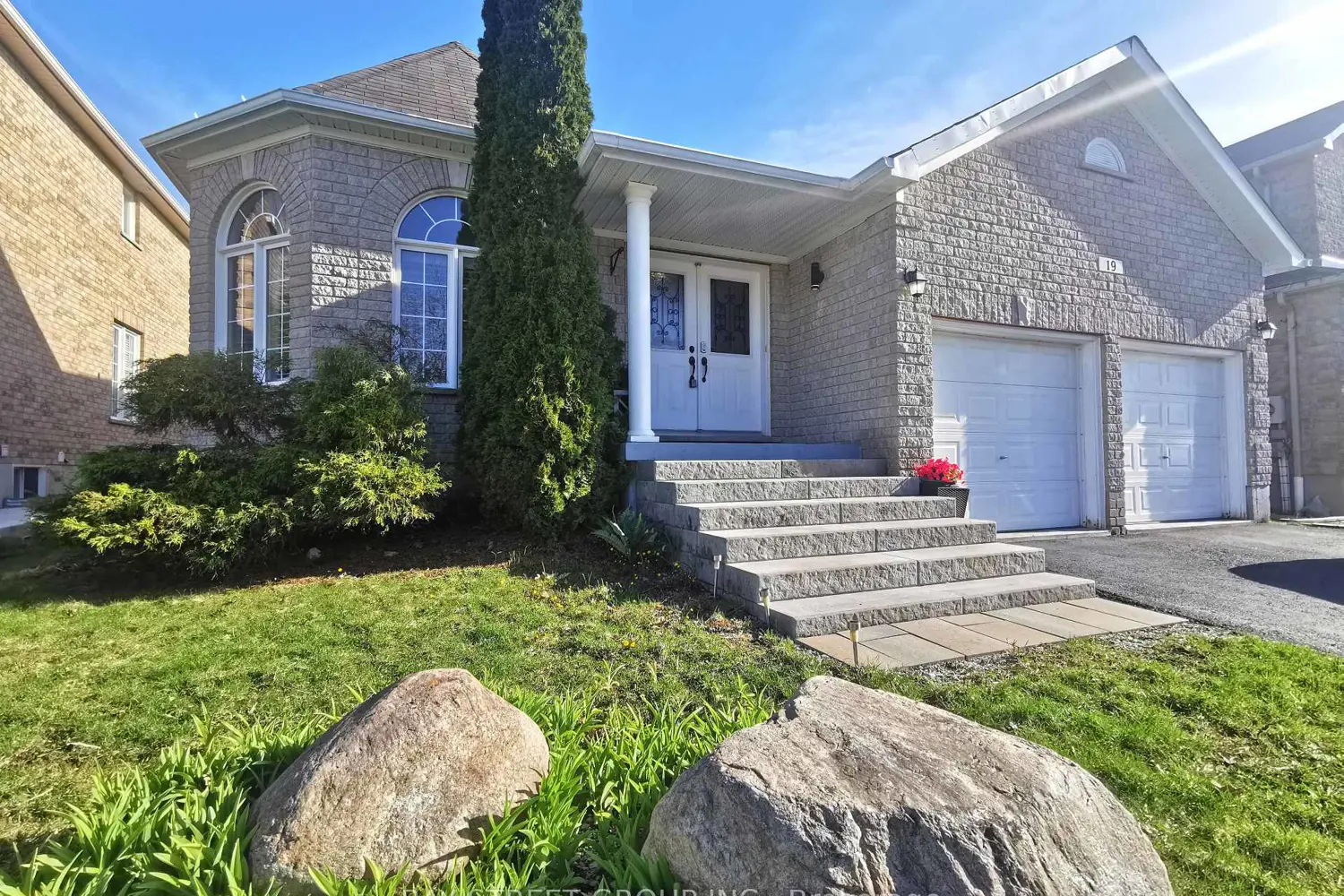 19 Falcon Crescent photo 2