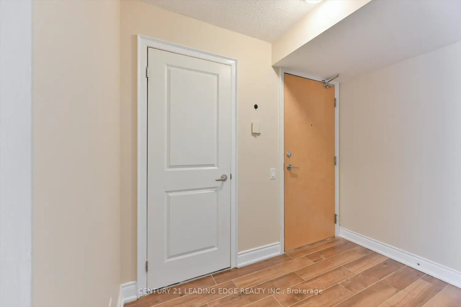 1040 The Queensway 710 photo 3