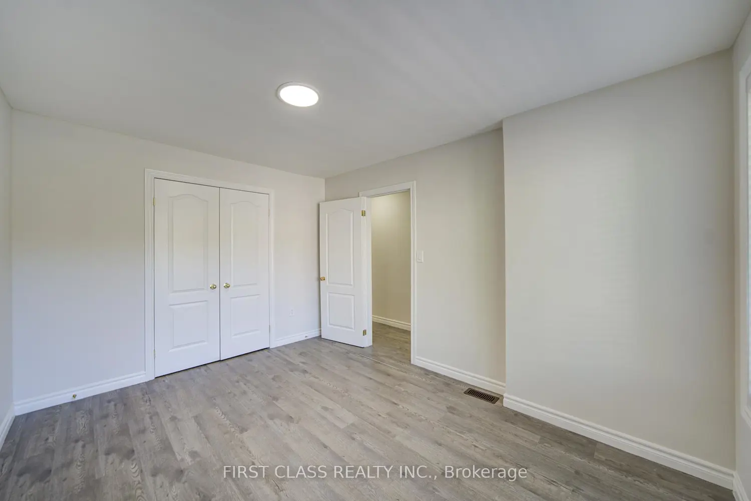 427 Leslie Street photo 4