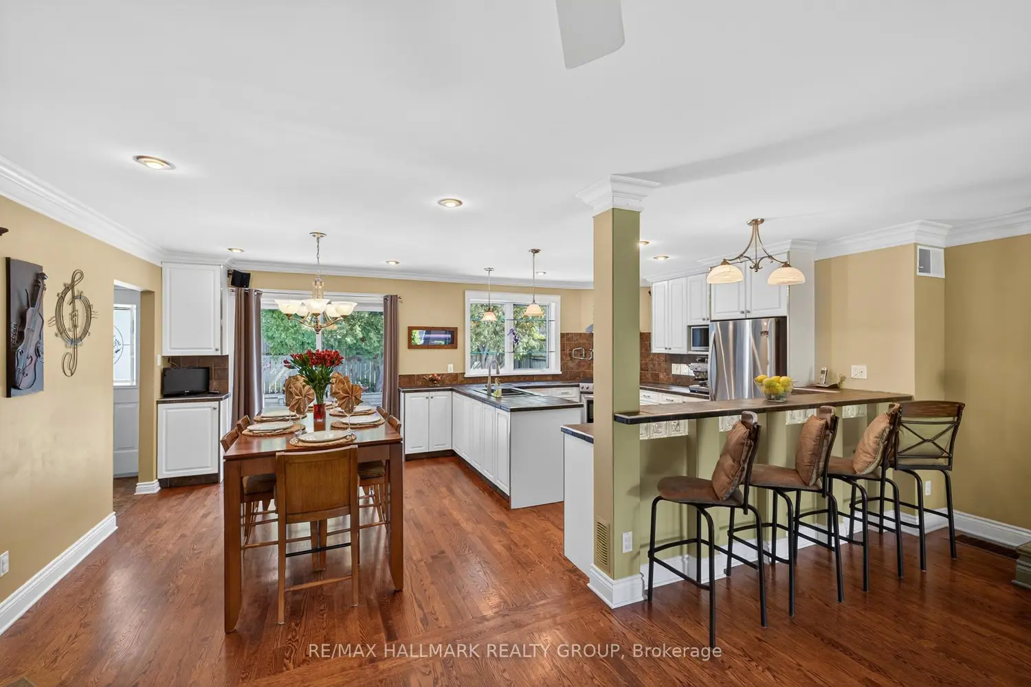 2128 Benjamin Avenue photo 3