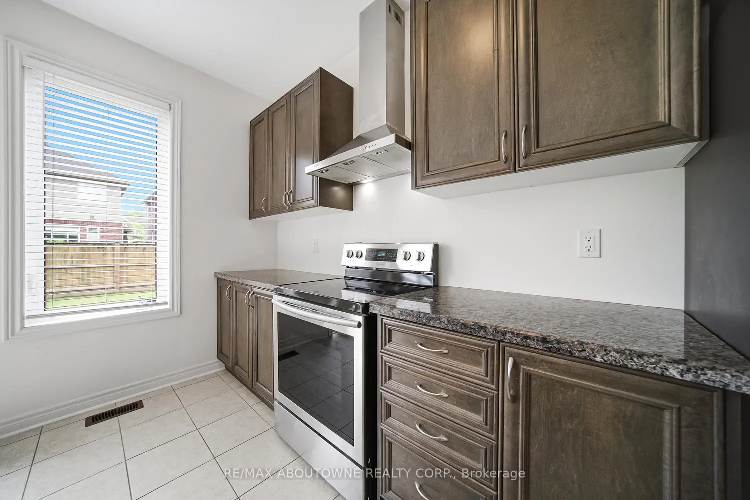 12 Oldham Avenue photo 3