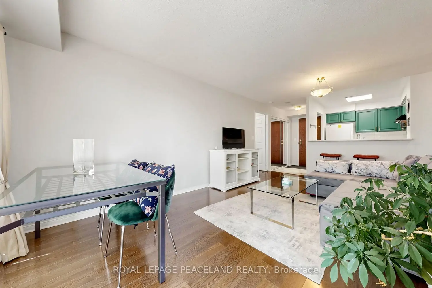 18 Pemberton Avenue 409 photo 4