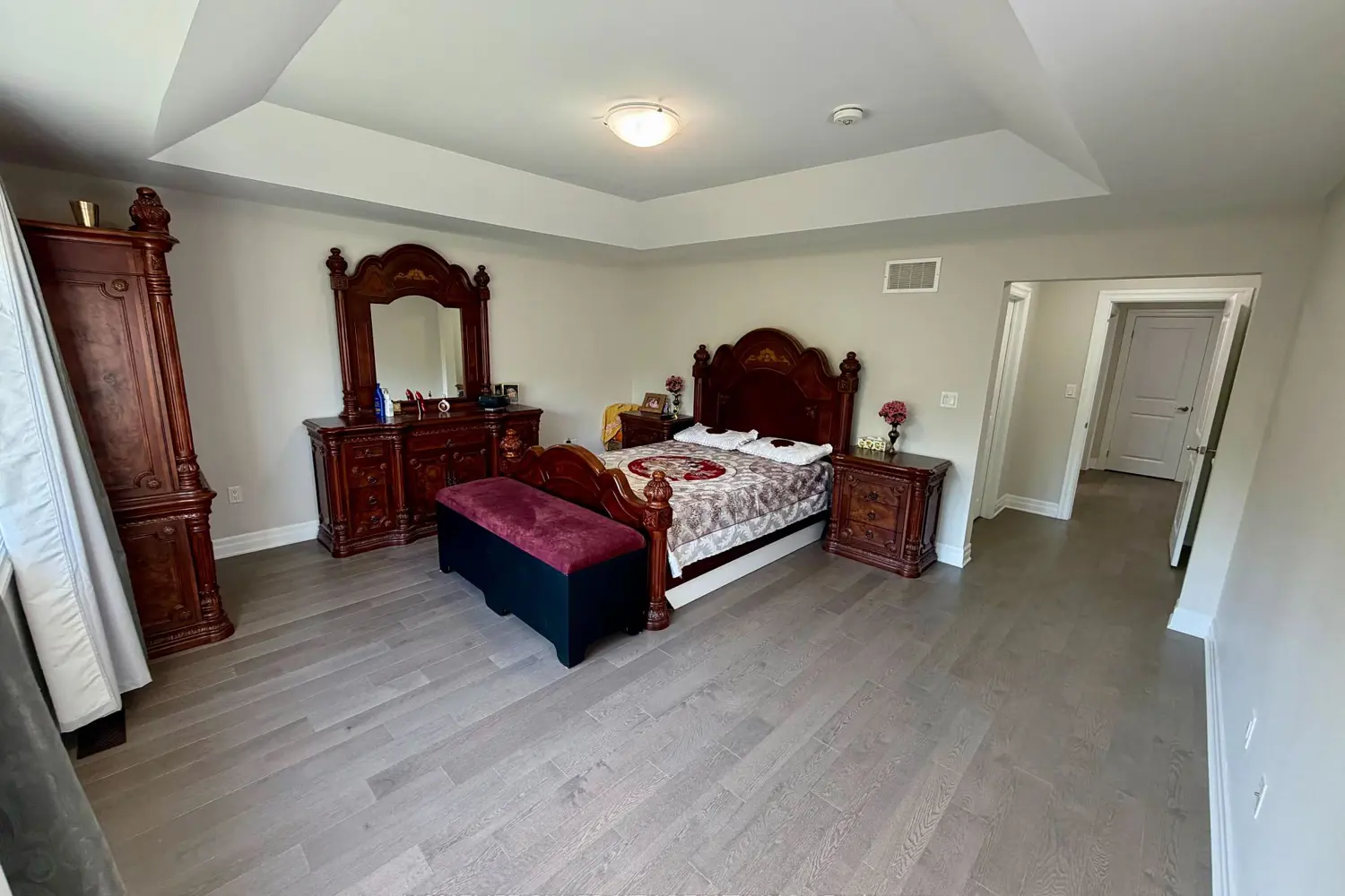 588 Queen Mary Drive photo 2