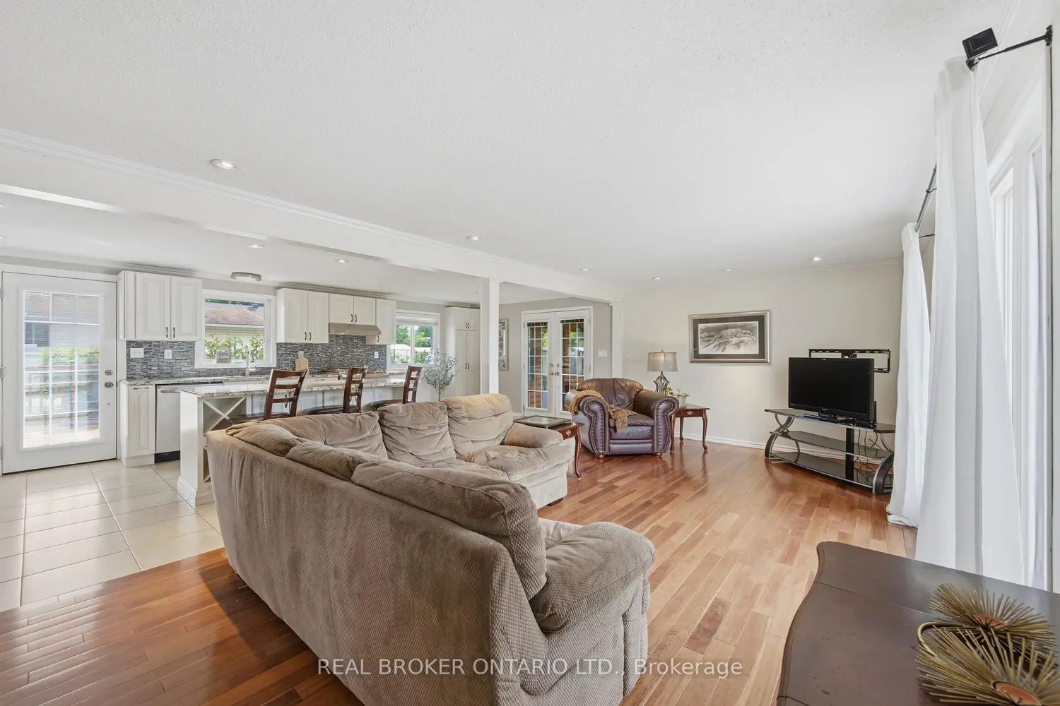 606 Lydia Street photo 2