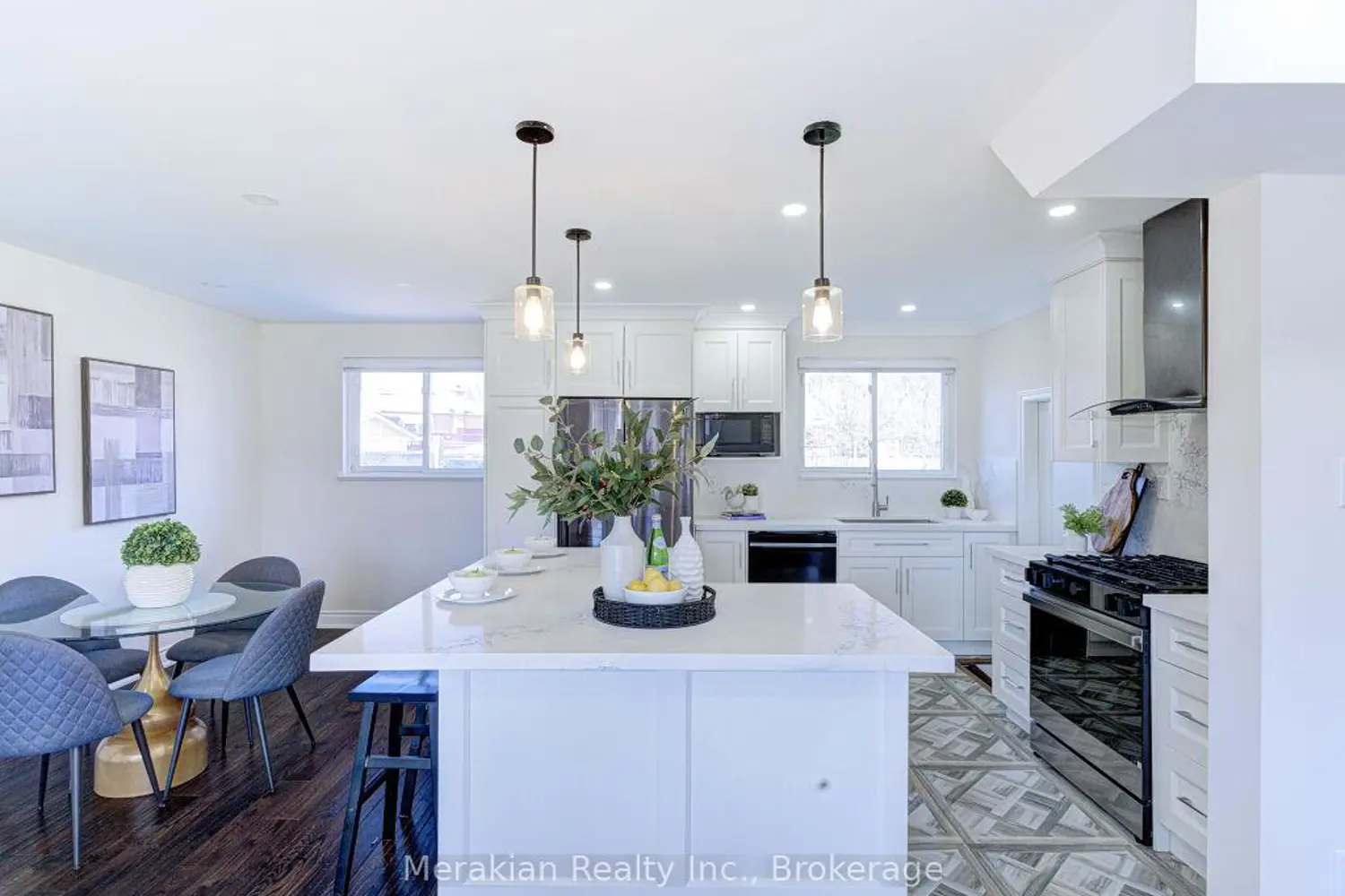 214 Folkstone Crescent photo 4
