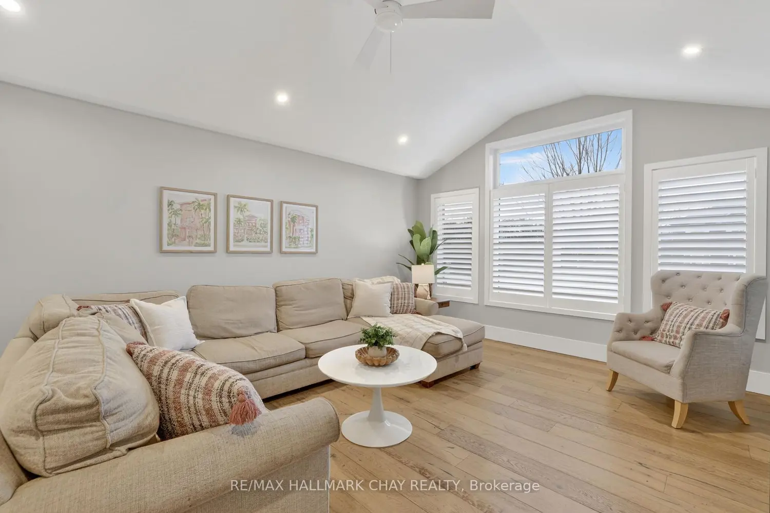 1587 Mount Albert Road photo 3