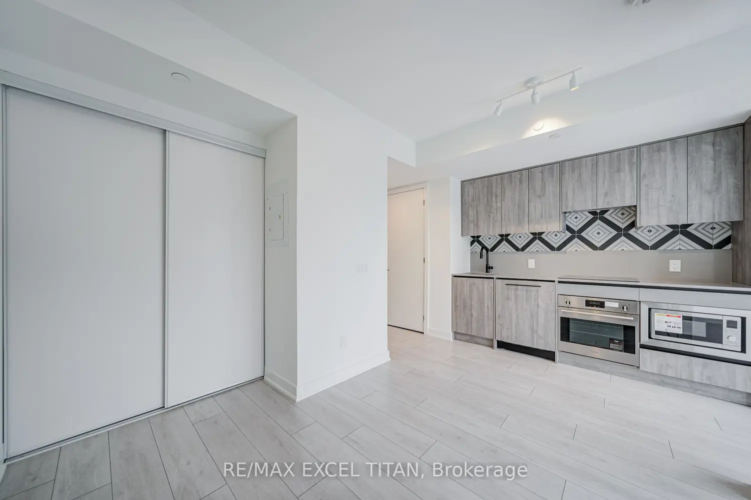 5 Lakeview Avenue 416 photo 4
