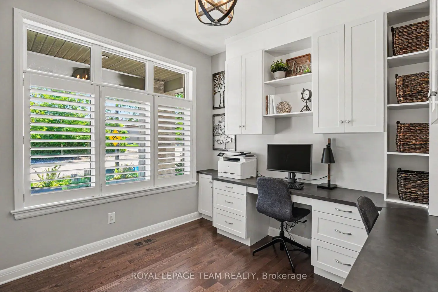 330 Devonian Way photo 2