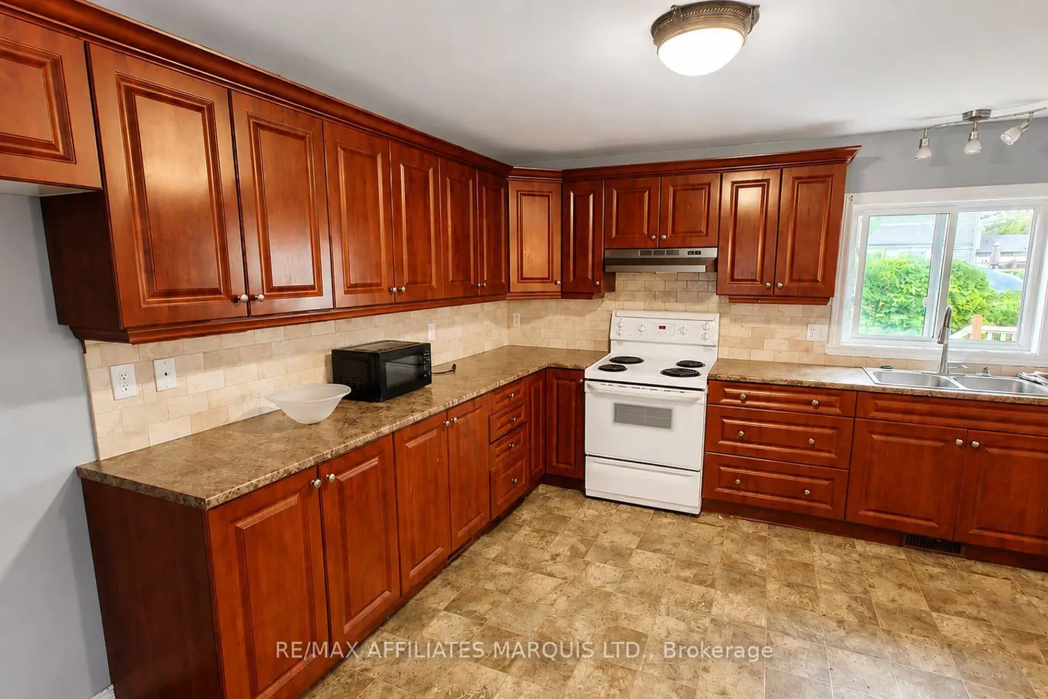 334 Prince Arthur Street photo 5