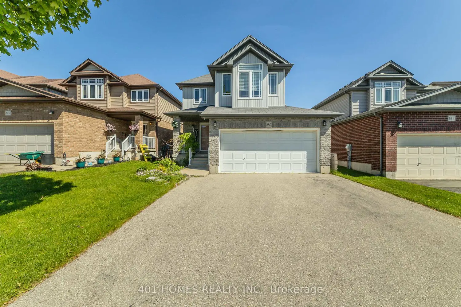 880 Frontenac Crescent