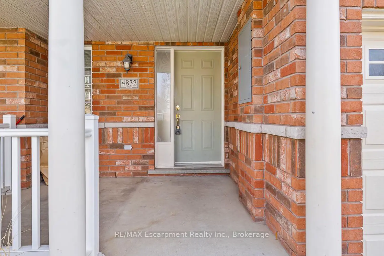 4832 Capri Crescent photo 3