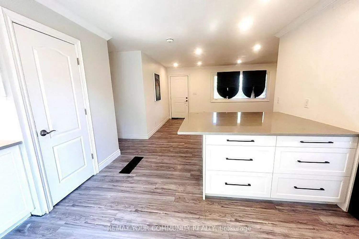 93 Westmount Drive photo 3