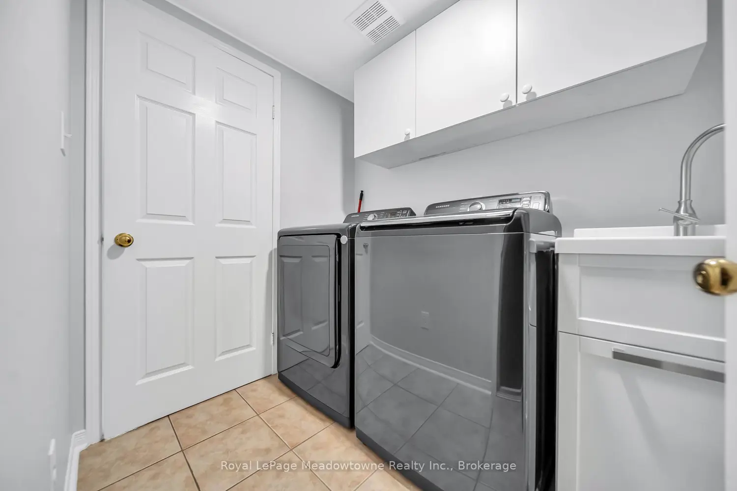 1201 Fox Crescent photo 4