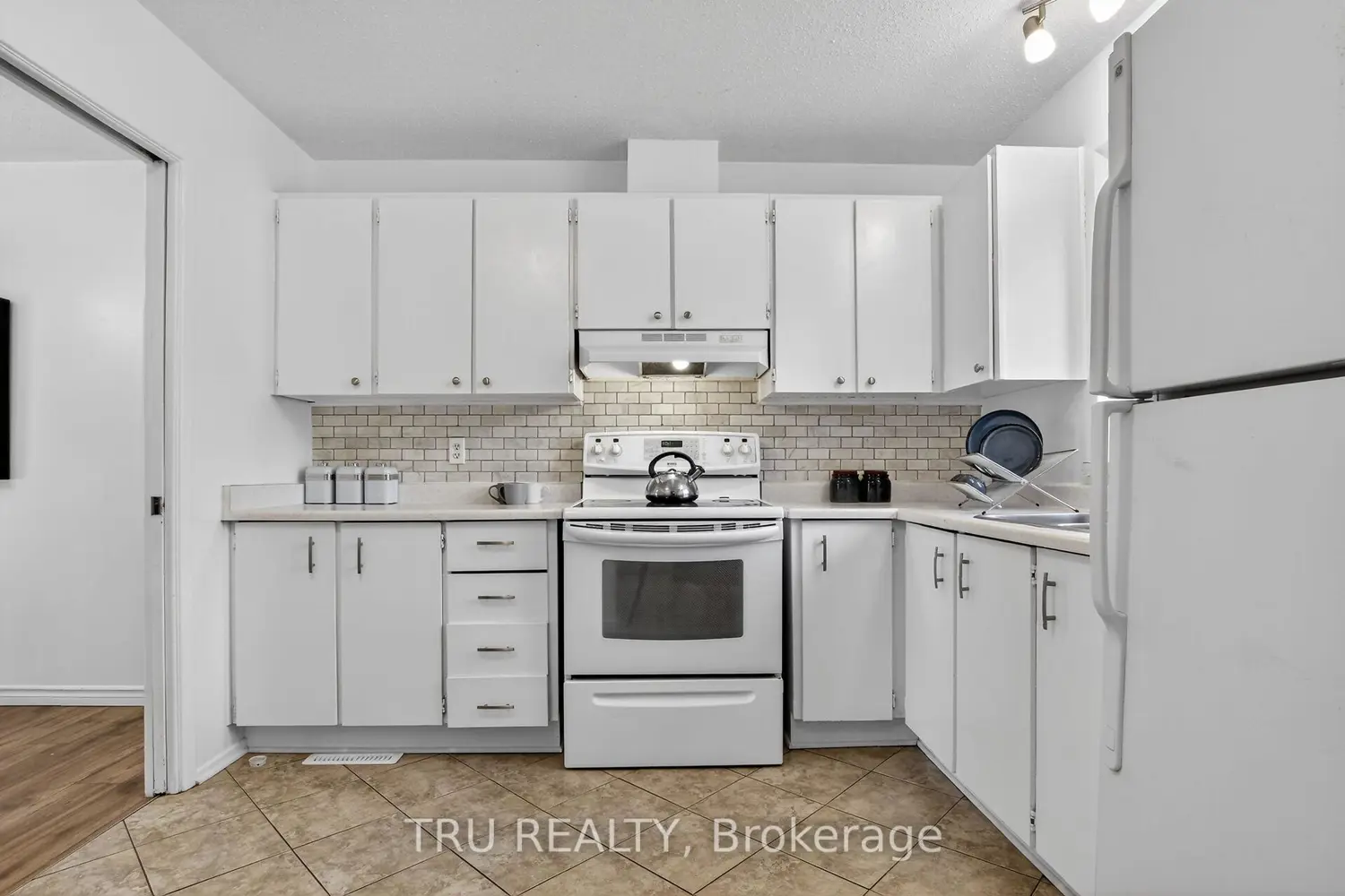 16-164 Barrow Crescent photo 3