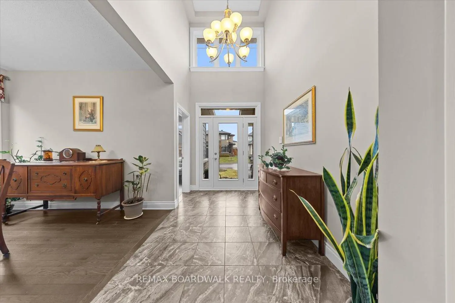 279 Sceptre Way photo 4