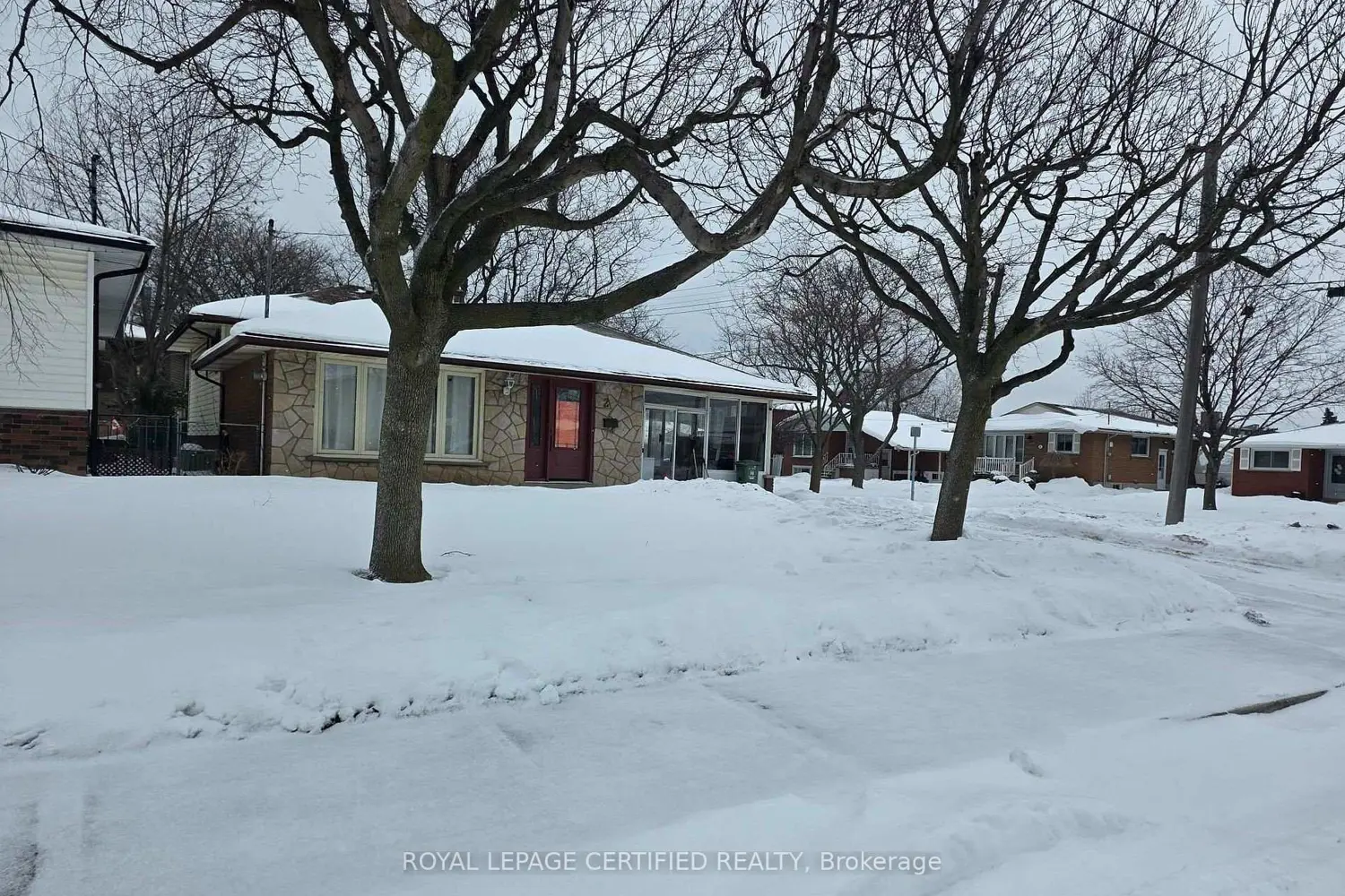2 Rideau Crescent photo 3