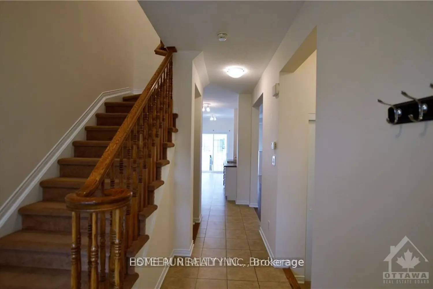 567 Ashbourne Crescent photo 2
