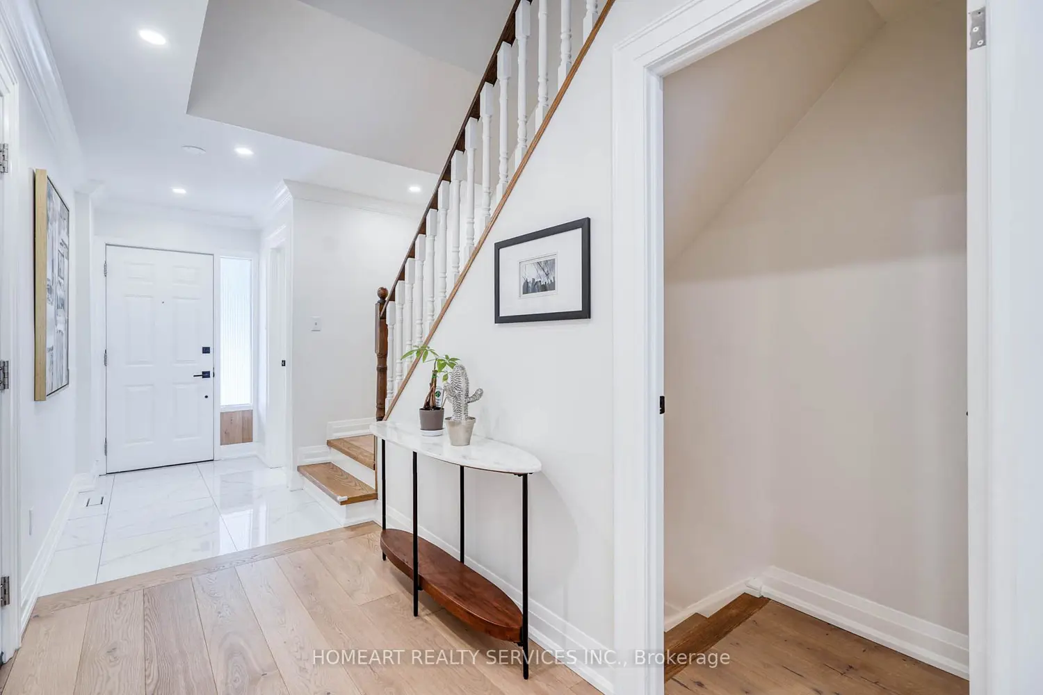 2 Camelot Way photo 3