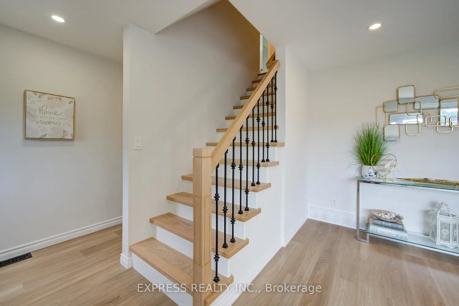 1162 Somerville Street photo 2