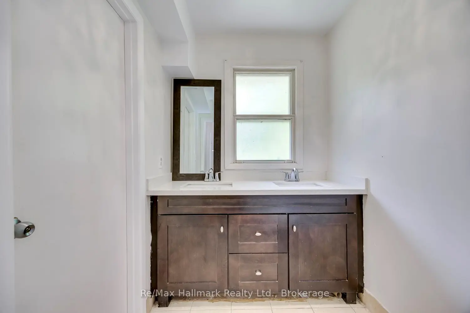 5371 Dundas Street photo 4