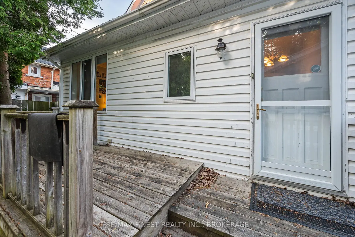 476 Victoria Street photo 4