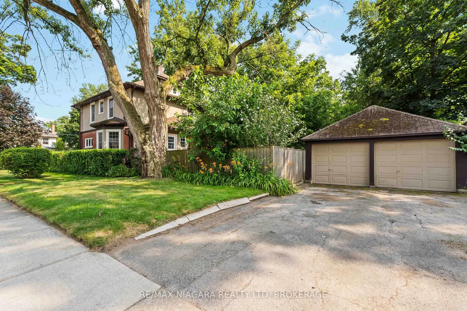 6275 Pine Grove Avenue photo 2