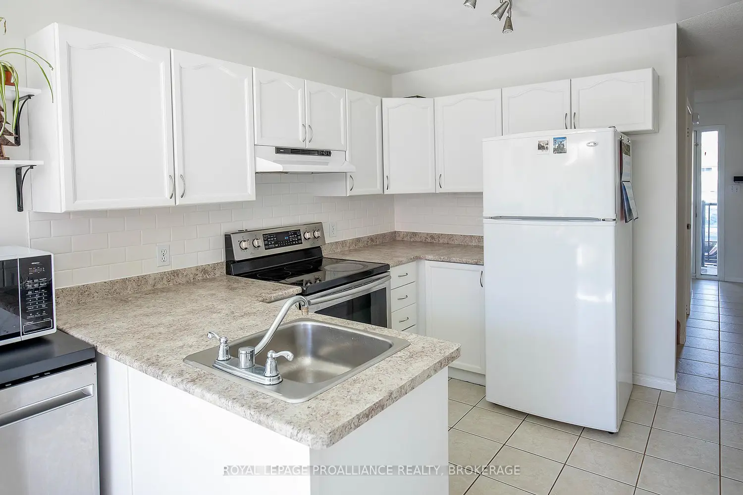 1258 Brackenwood Crescent photo 5