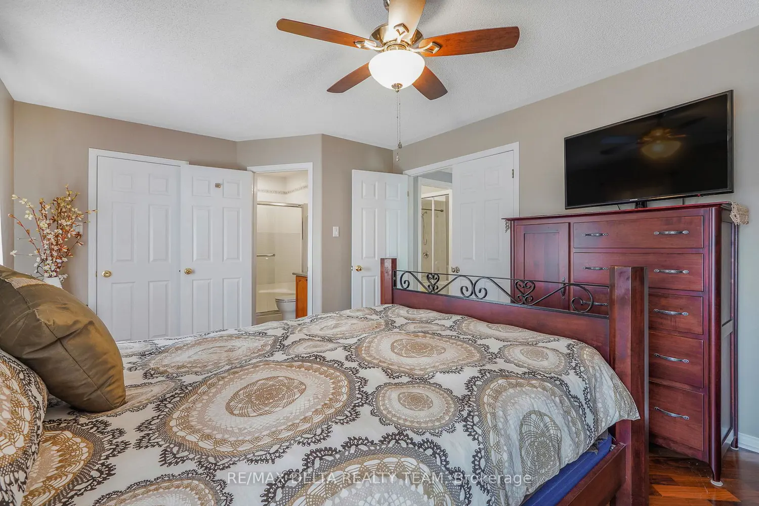 2040 Sunland Drive photo 5