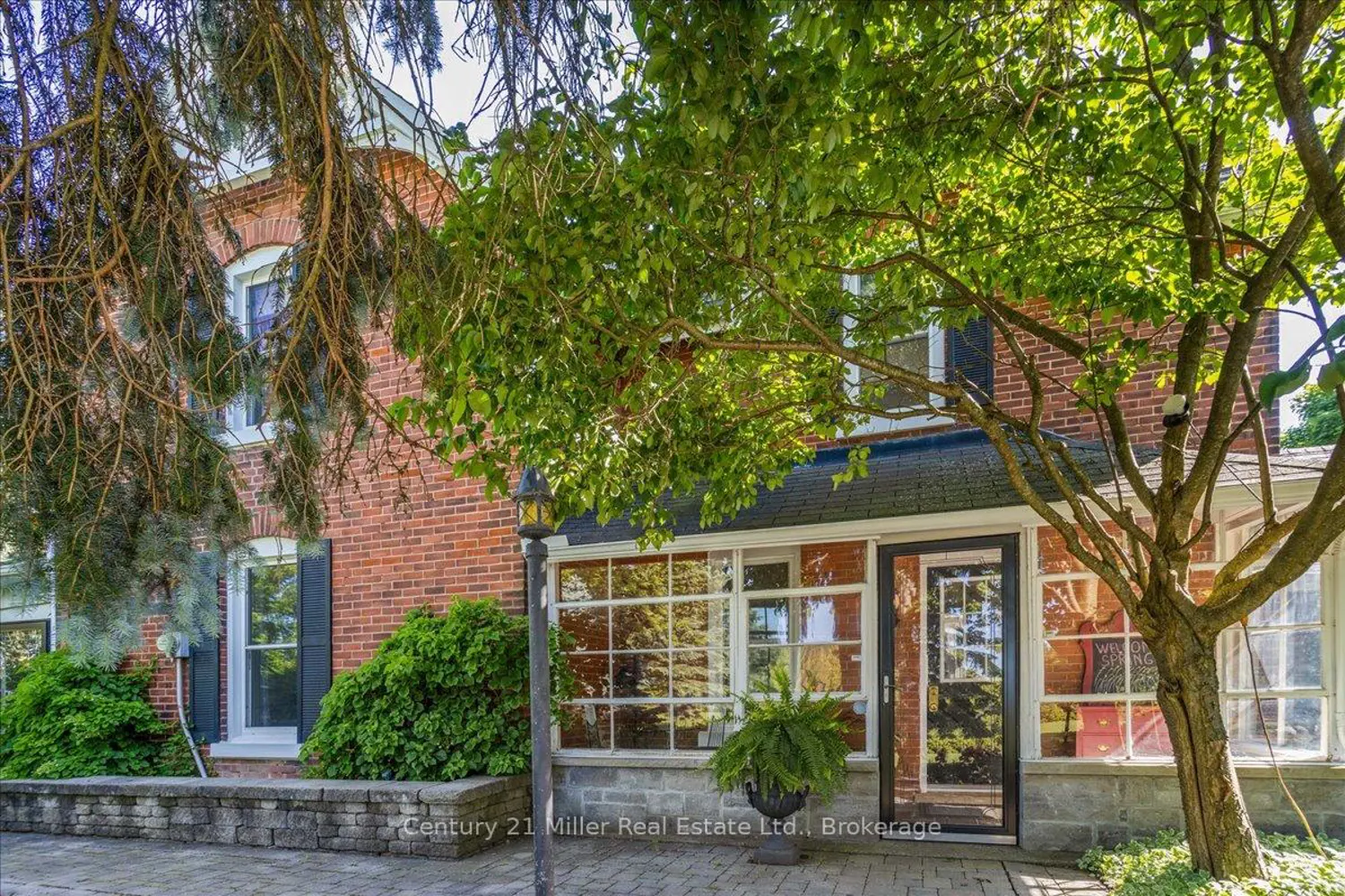 585 Dundas Street photo 2