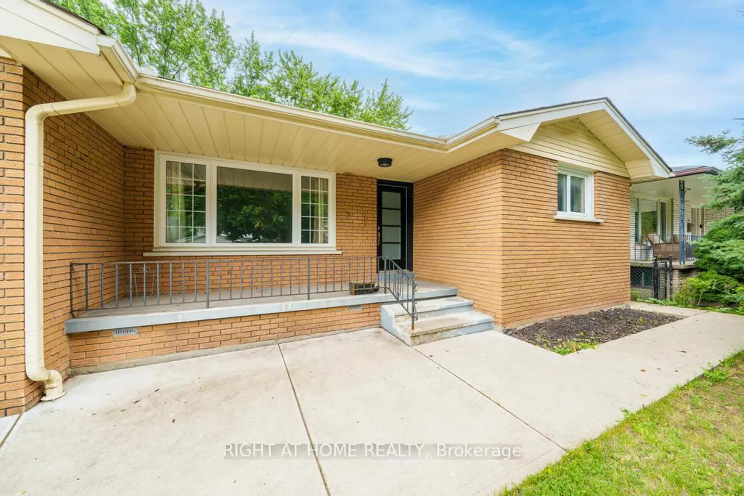 662 Montego Crescent photo 2
