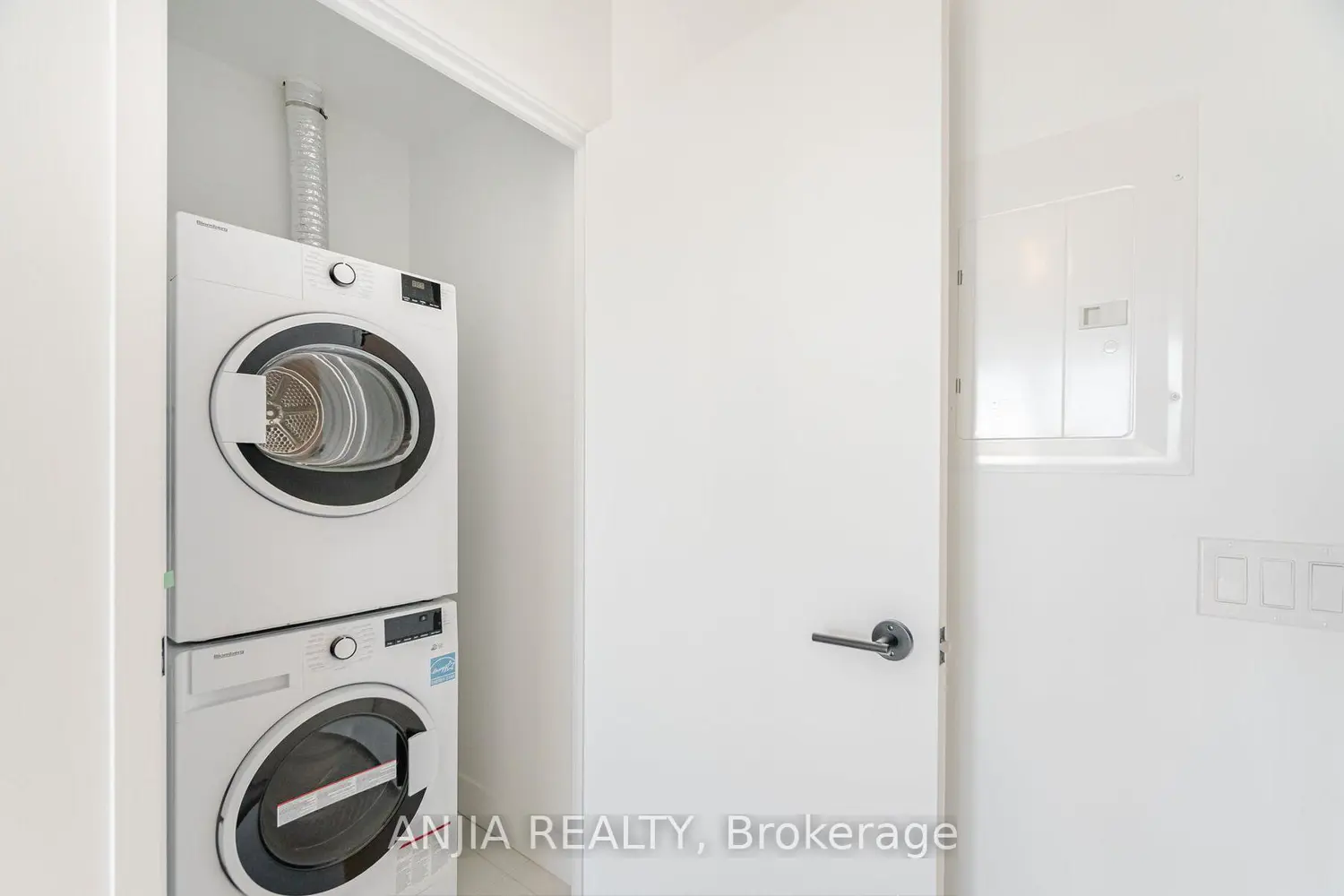308 Jarvis Street 3306 photo 4