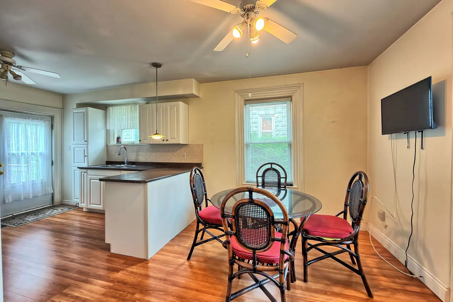 889 Smith Street photo 3