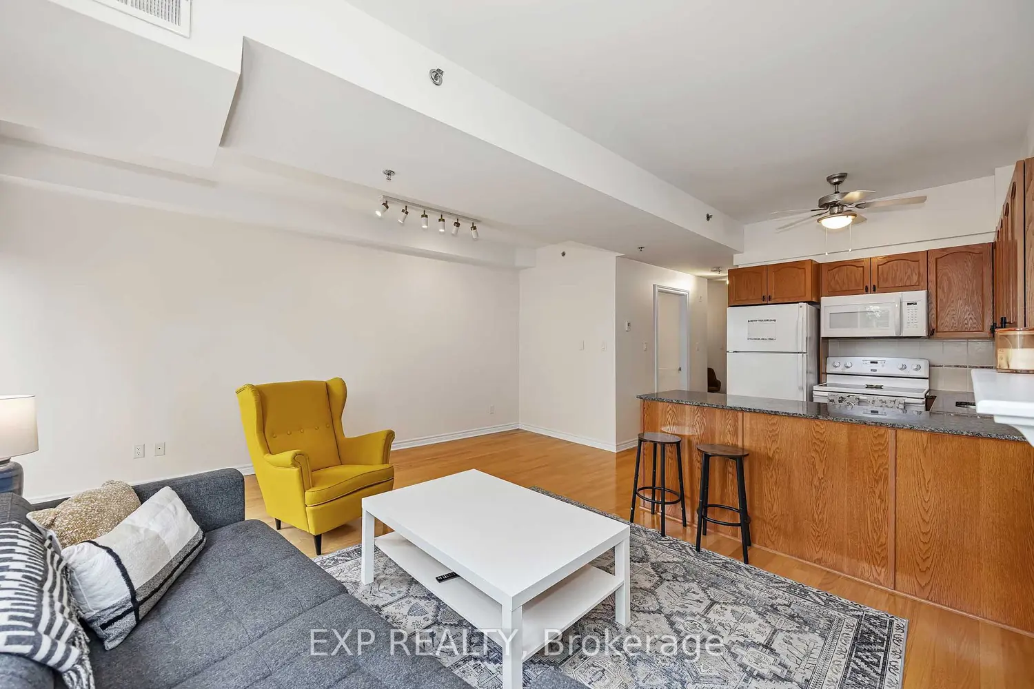 6 Grove Avenue 305 photo 4