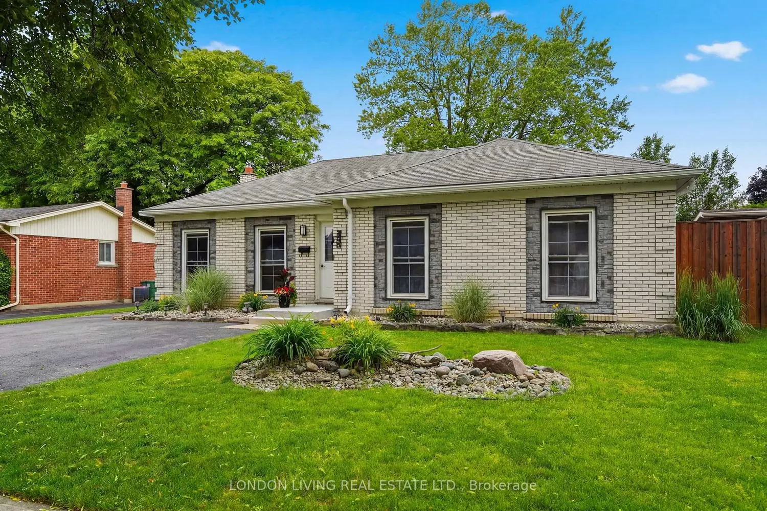 1400 Stoneybrook Crescent
