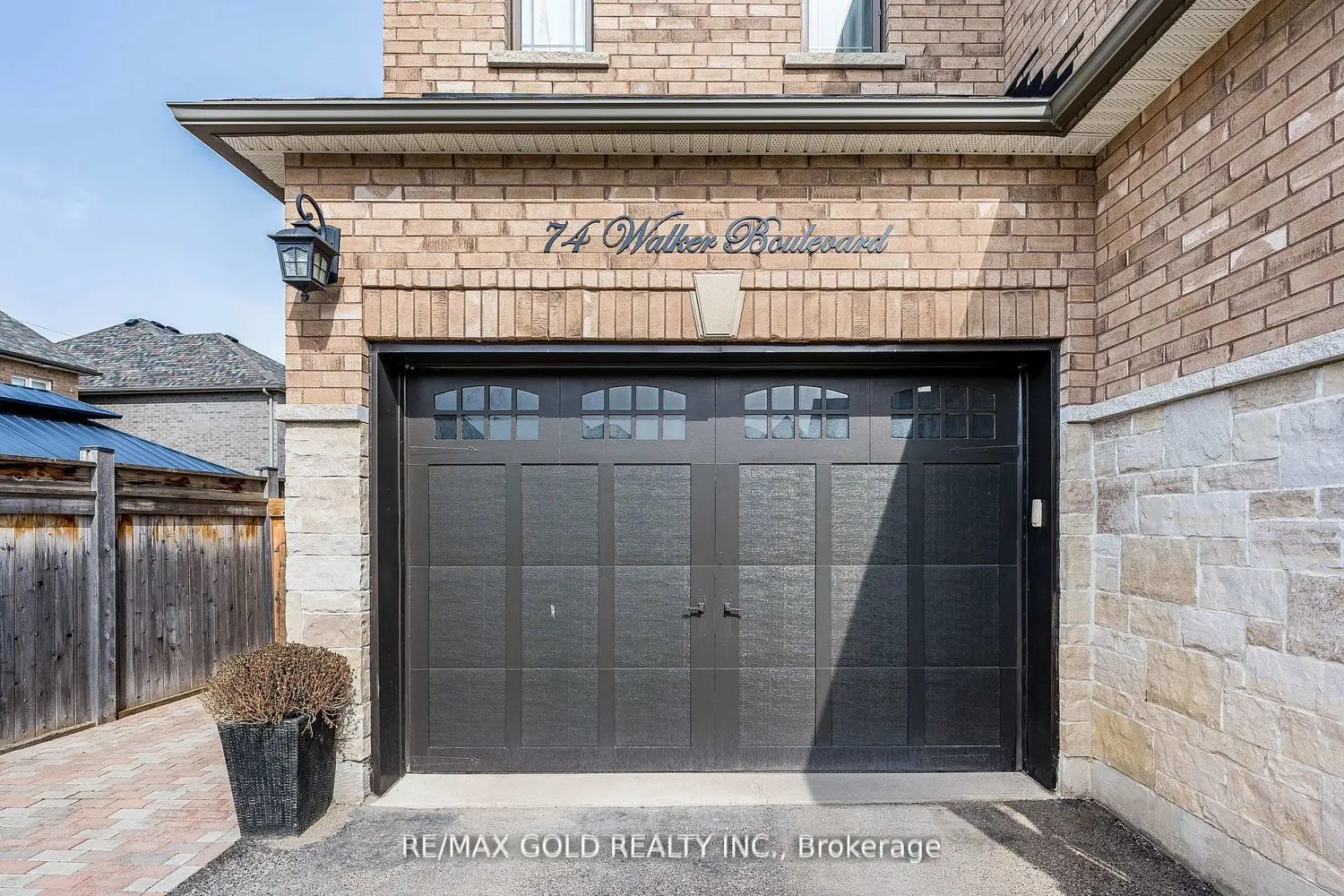 74 Walker Boulevard photo 2
