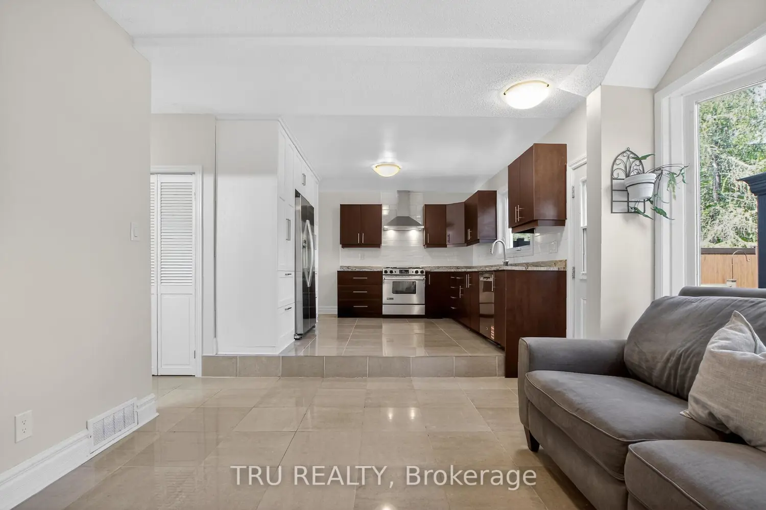 2769 Massicotte Lane photo 4