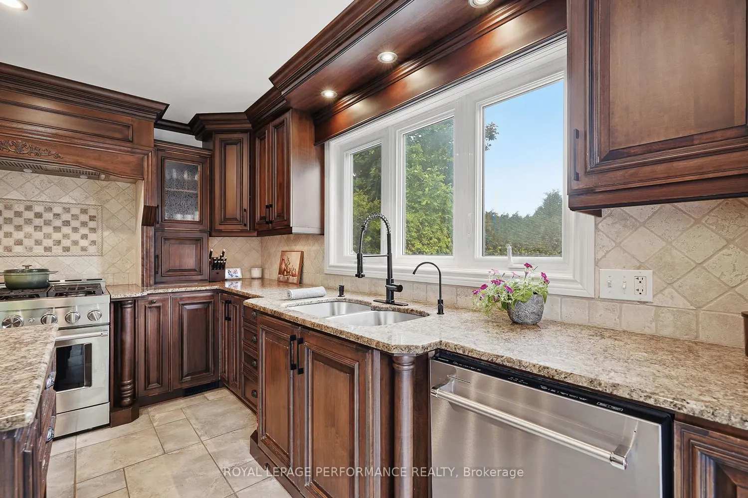 905 Royal Avenue photo 4