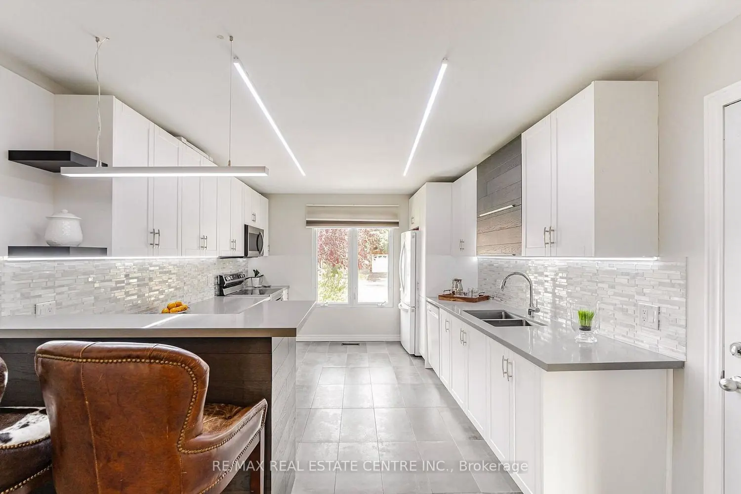 2046 Glenada Crescent photo 4