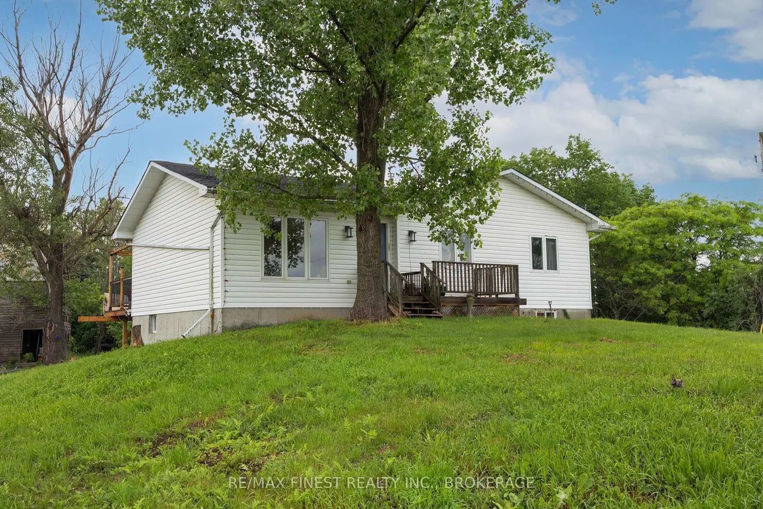 697 Hinch Road photo 2