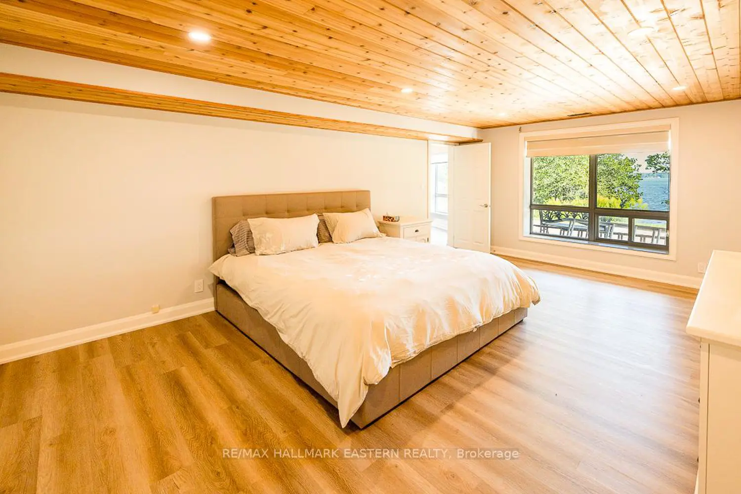 15 Oakridge Drive photo 5