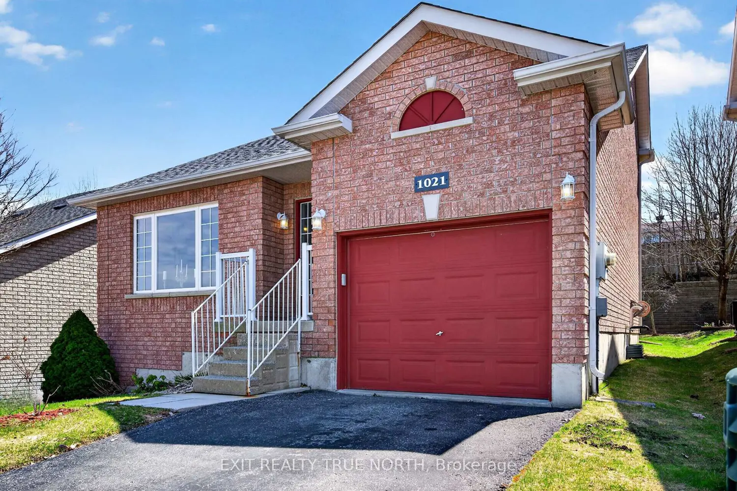 1021 Whitney Crescent photo 2