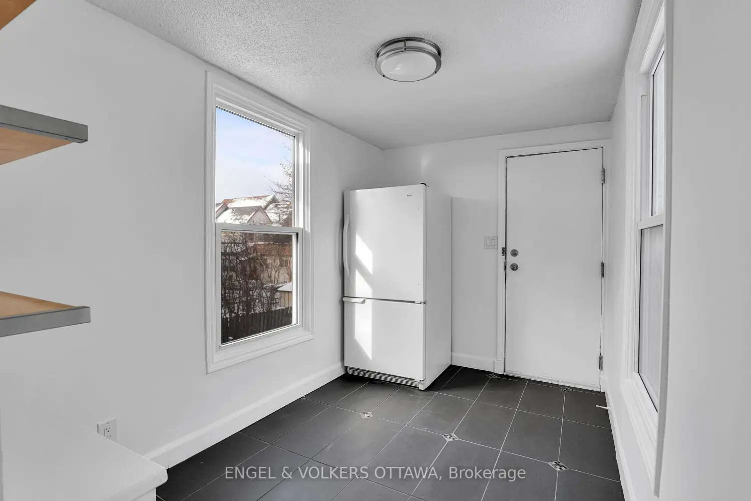 491 Mcleod Street photo 4