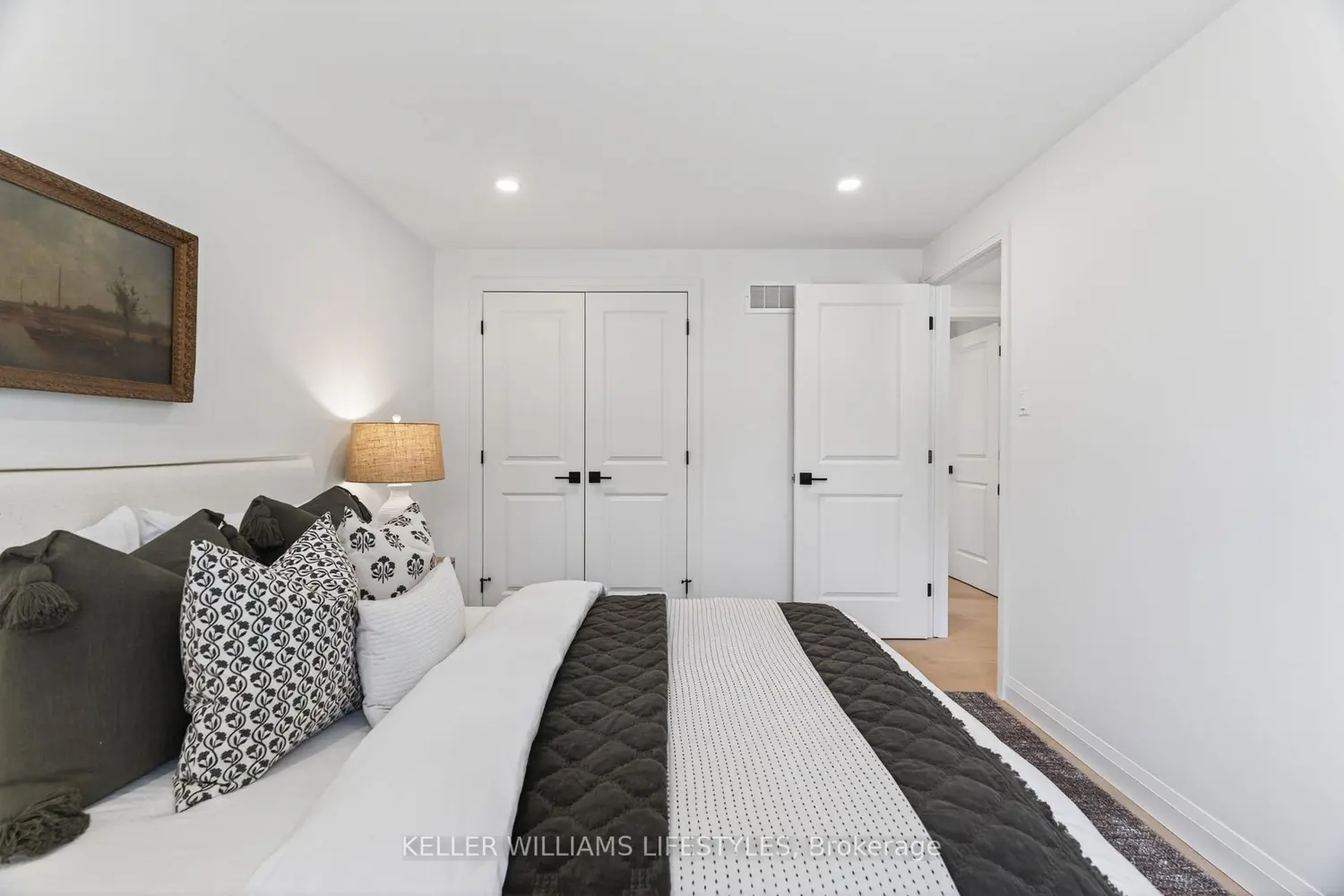 572 Churchill Crescent photo 2