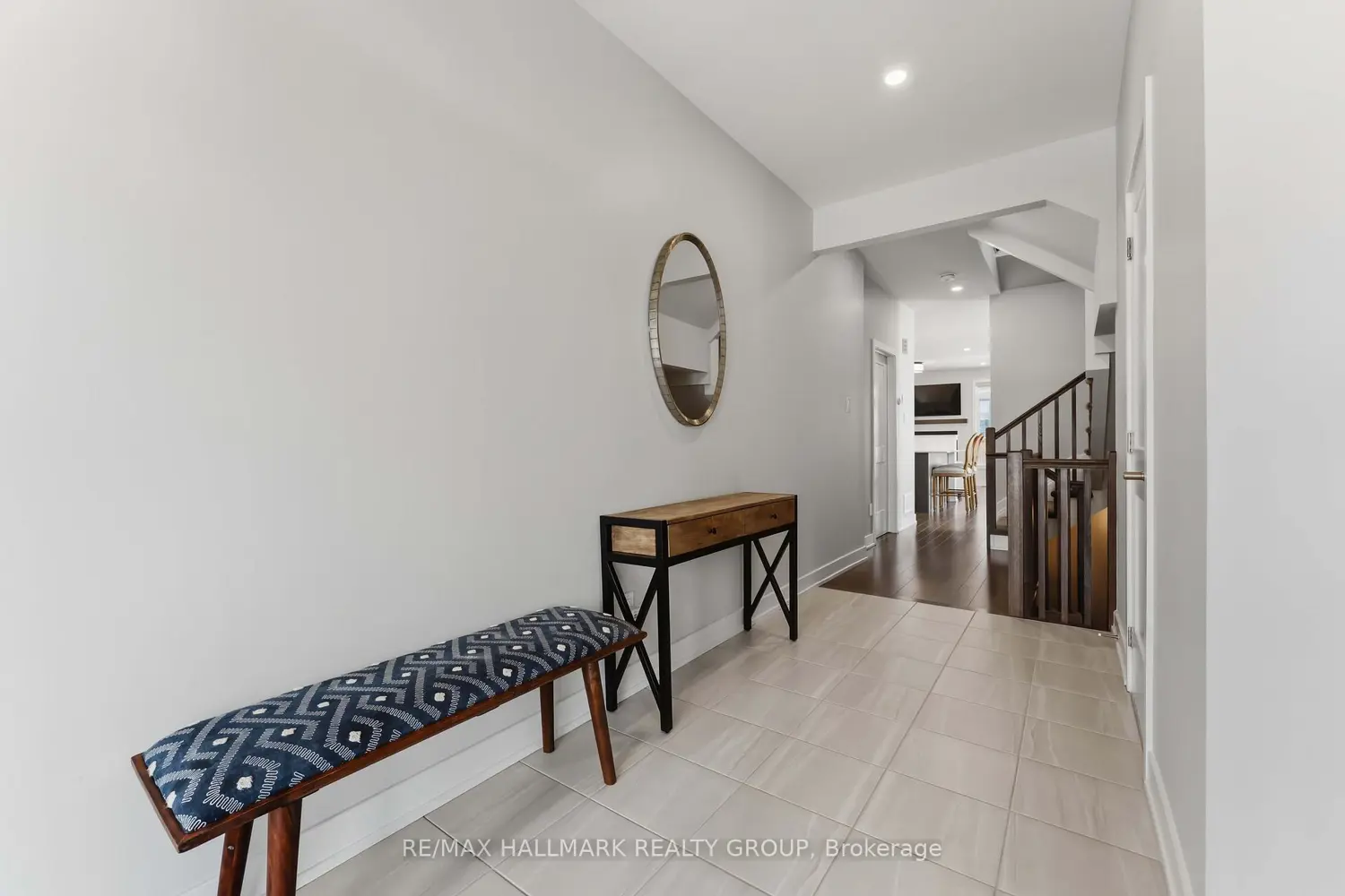 369 Broadridge Crescent photo 2