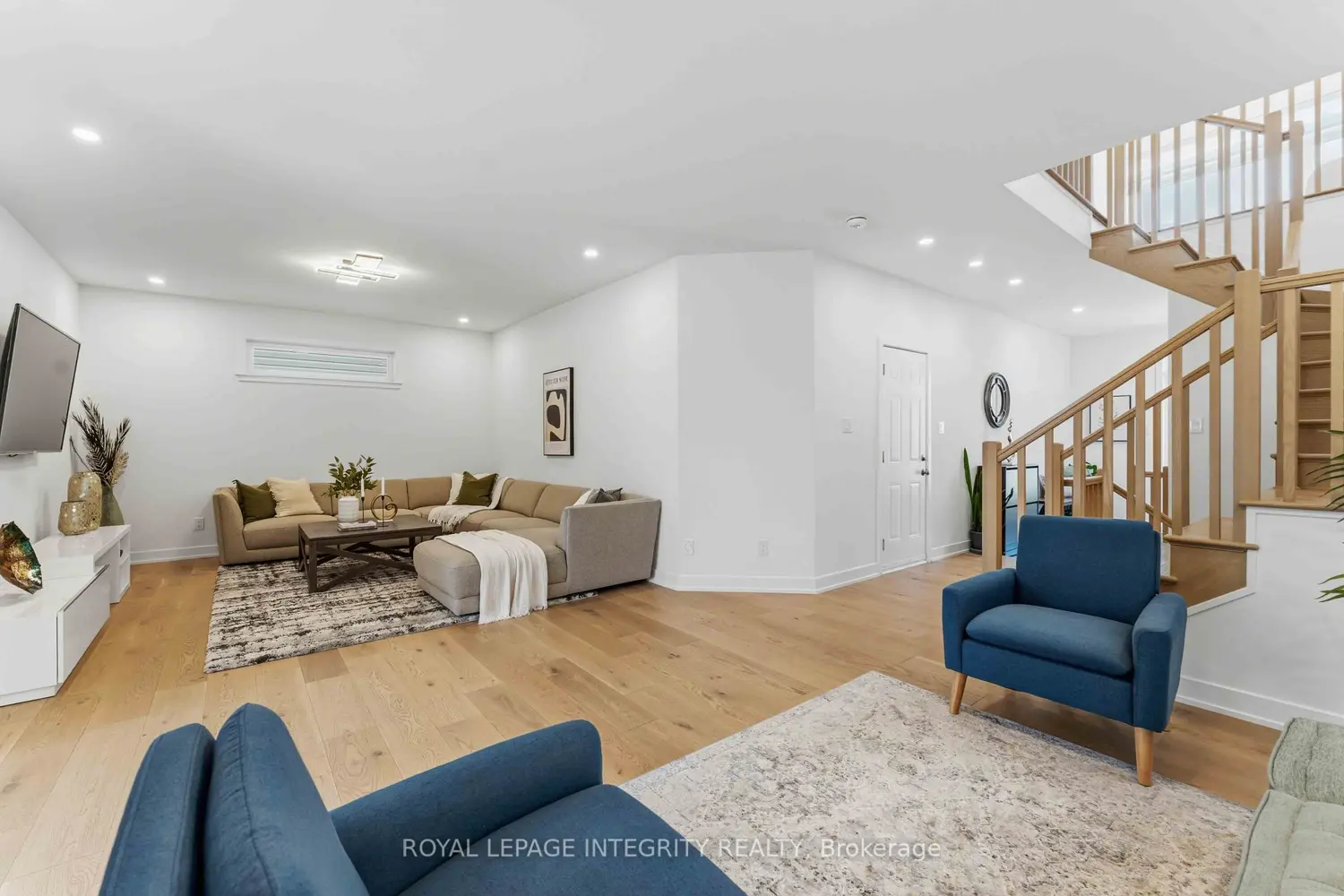 698 Odyssey Way photo 2